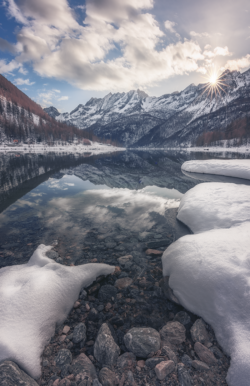 Il maestoso lago di Ceresole Reale nel Parco Nazionale del Gran Paradiso riflessa nell'acqua, fotografia di territorio di Carlo Pagliuca