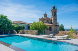 Piscina agriturismo con chiesa barocca e vigneti, Langhe Piemonte