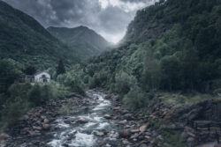 Antico borgo di Fondo in Piemonte immerso nel paesaggio montano, scatto documentaristico di Carlo Pagliuca