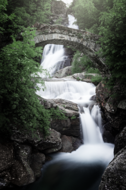 Cascata di Fondo in Valchiusella con ponte in pietra, fotografia di territorio di Carlo Pagliuca