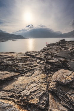 Il Lago del Moncenisio circondato dalle vette alpine al tramonto, fotografia di paesaggio di Carlo Pagliuca