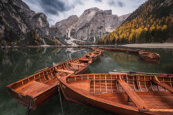 Riflessi sulle acque del Lago di Braies nelle Dolomiti, fotografia di paesaggio professionale di Carlo Pagliuca