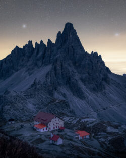 Rifugio Locatelli e il Monte Paterno in notturna, fotografia di paesaggio di Carlo Pagliuca.