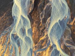 Ripresa aerea di dune di sabbia vulcanica nera, texture geologica islandese di Carlo Pagliuca