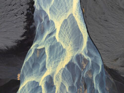 Ripresa aerea di dune di sabbia vulcanica nera, texture geologica islandese di Carlo Pagliuca