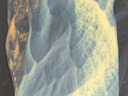 Fotografia zenitale di specchi d'acqua su sabbia nera vulcanica, geometrie naturali e riflessi nel paesaggio selvaggio islandese