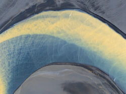 Texture astratta di fiumi glaciali che si intrecciano su sedimenti lavici, ripresa aerea zenitale di fotografia di territorio d'autore