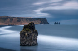 Faraglione basaltico Reynisfjara sulla spiaggia nera islandese con onde in lunga esposizione, atmosfera drammatica di Carlo Pagliuca