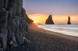 Colonne basaltiche geometriche e faraglioni Reynisfjara al tramonto, dettaglio Geologico e fotografia di paesaggio islandese